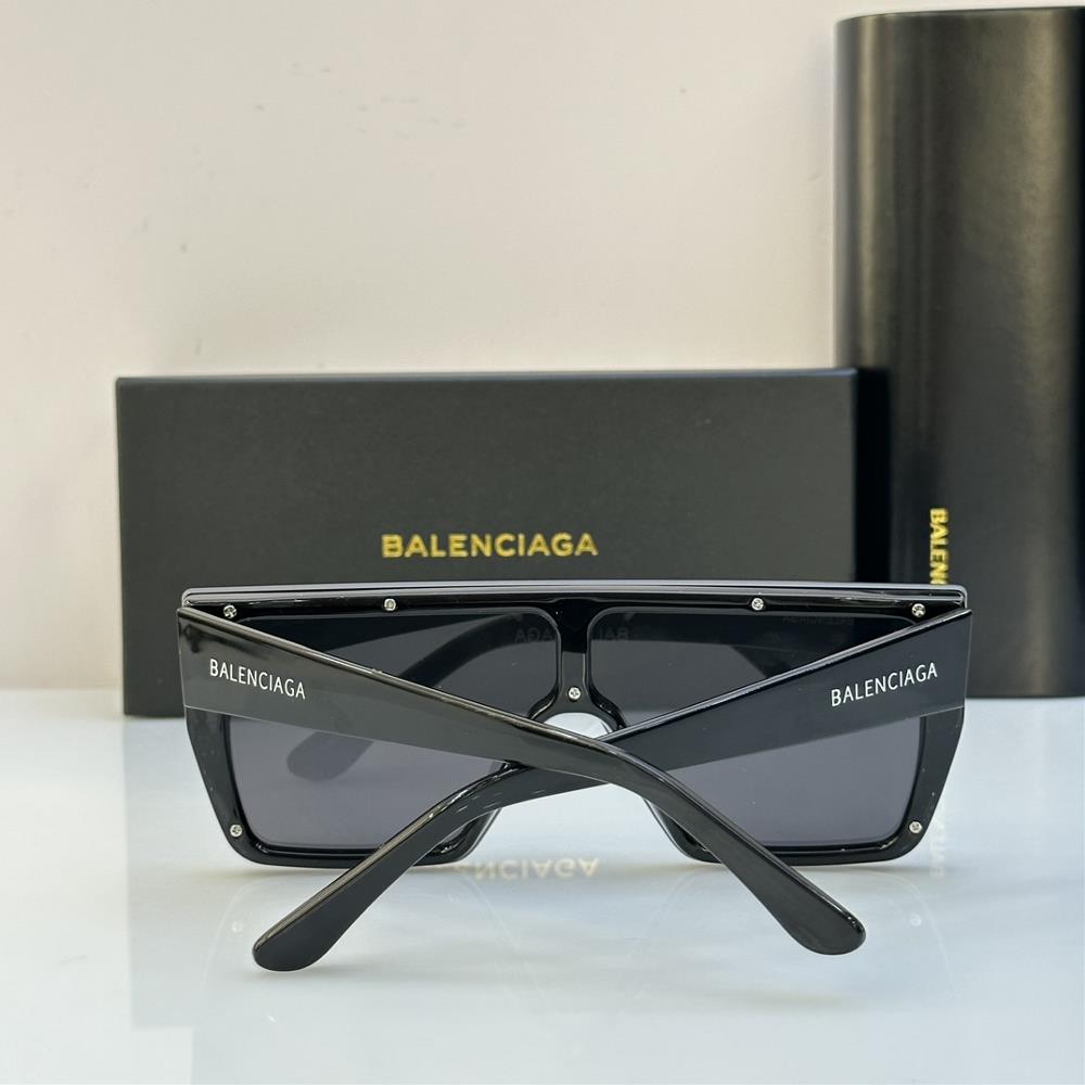 Fashion is everevolving and BALENCIAGA understands the importance of staying ahead of th