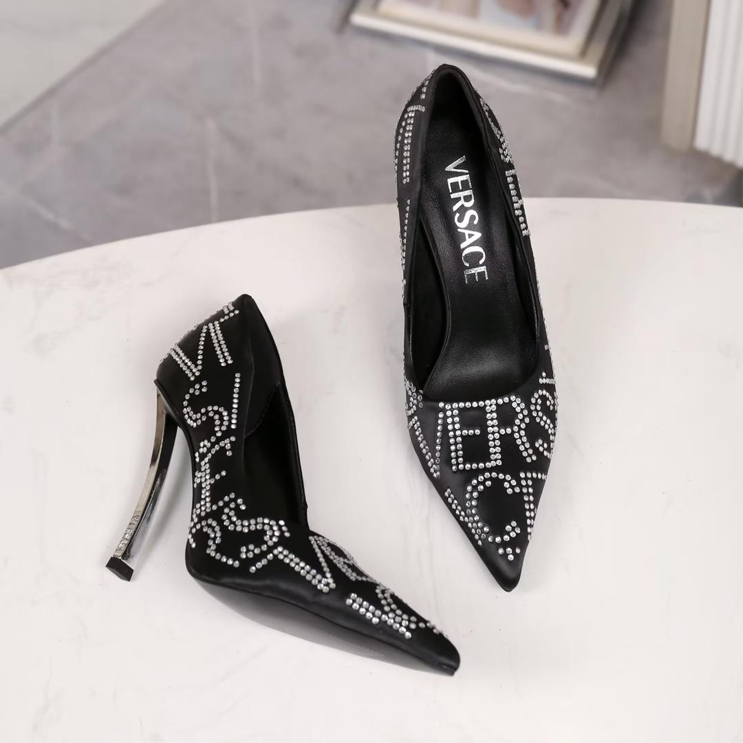 Versaces new highheeled shoes are made of imported crystal diamonds made of pure silk with a s