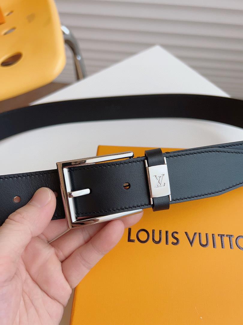 The LV CITY PIN waistband outlines smooth lines in a classic style exuding a calm busines