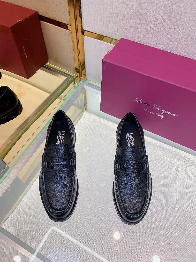 Ferragams mens leather shoesCollection design symbols are interpreted flexibly through modern tech