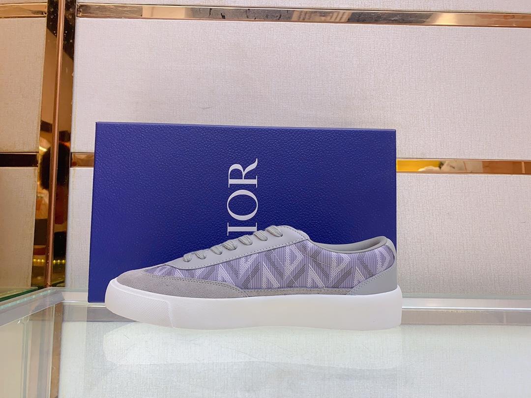 The Dior B101 low cut casual sports shoe is meticulously crafted with cowhide stitching on