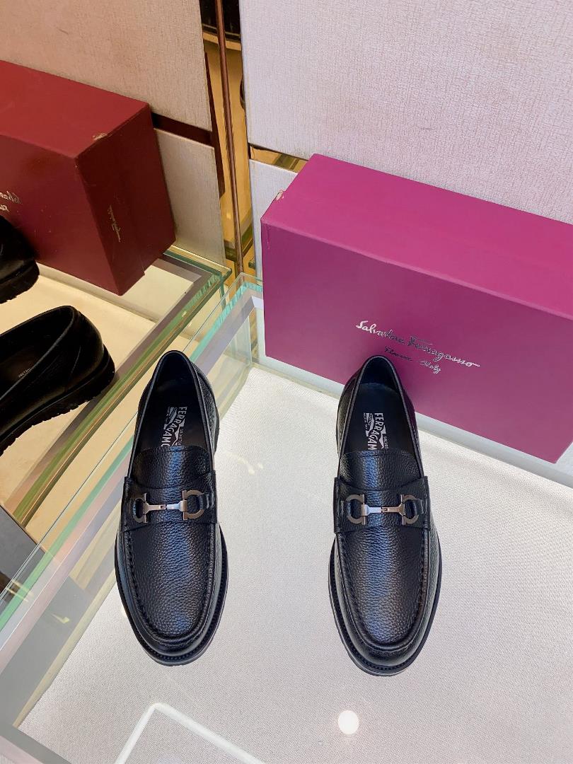 Ferragams mens leather shoesCollection design symbols are interpreted flexibly through modern tech