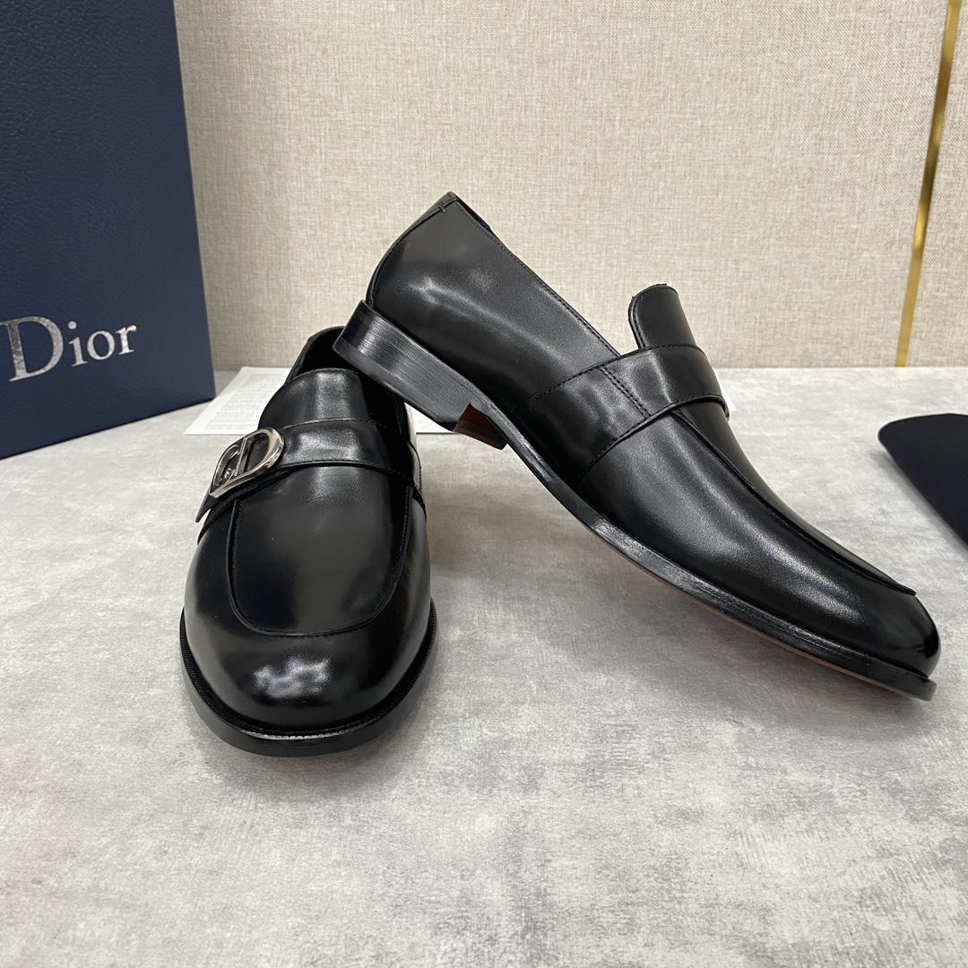 The official price of DIO TIMELESS  This Slipon shoe reflect classic elegance Made of b