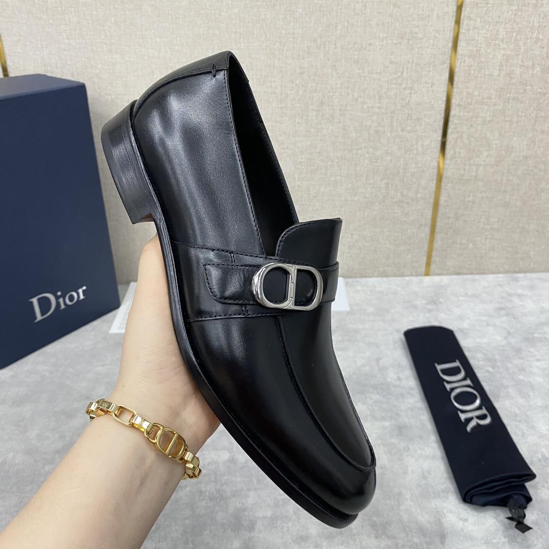 The official price of DIO TIMELESS  This Slipon shoe reflect classic elegance Made of b