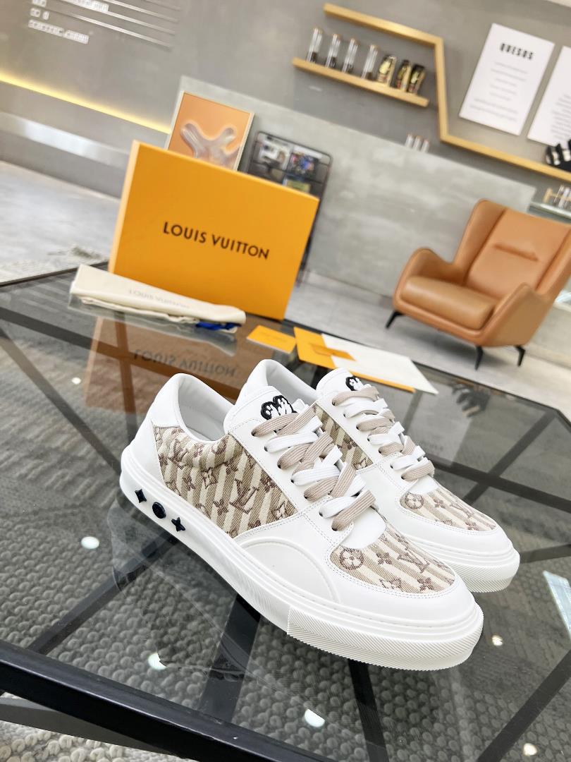 lv top tier agent purchase of the popular casual board shoe counter for men on the street