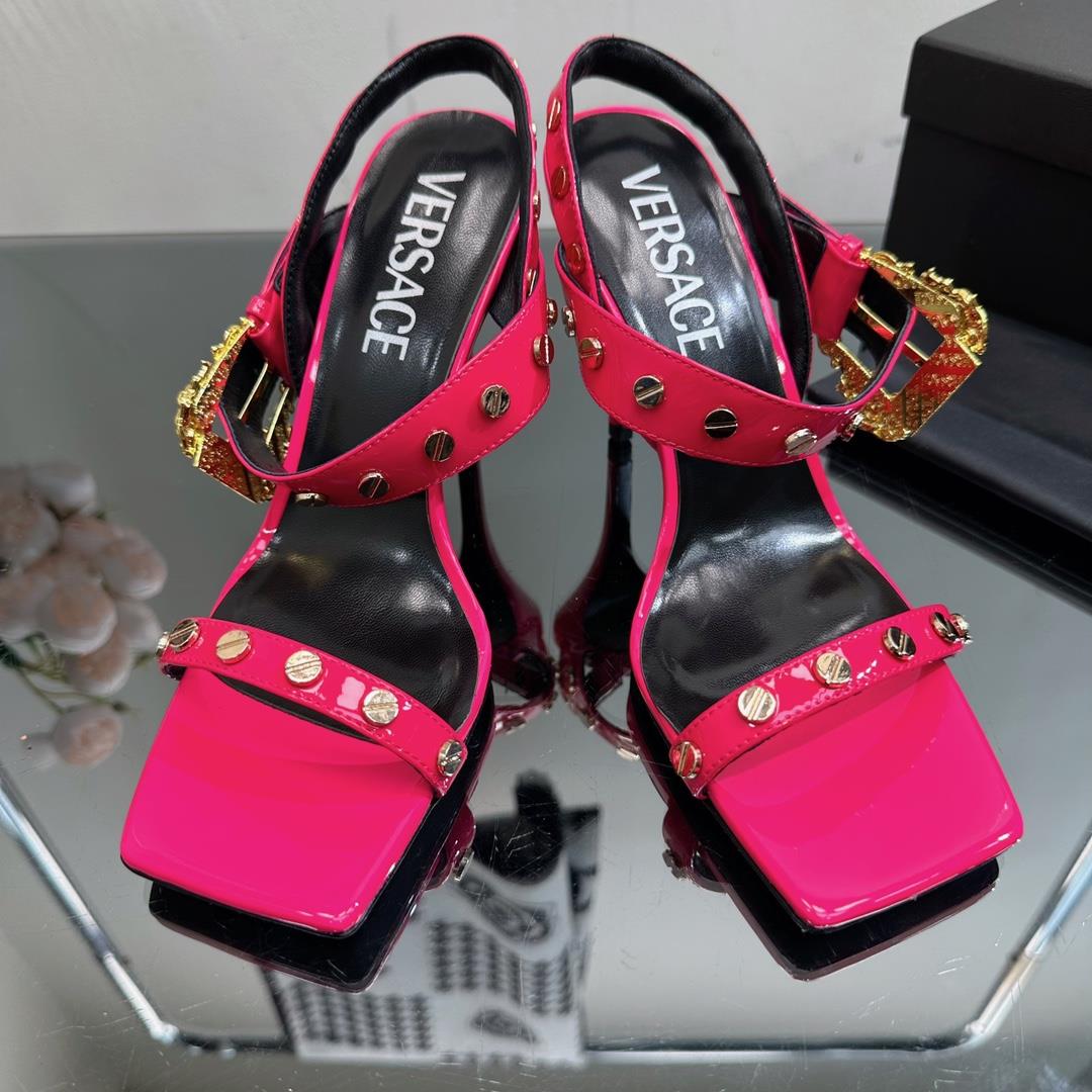 High version Versace SpringSummer new high heelsThe Milan runway features a simple and capable