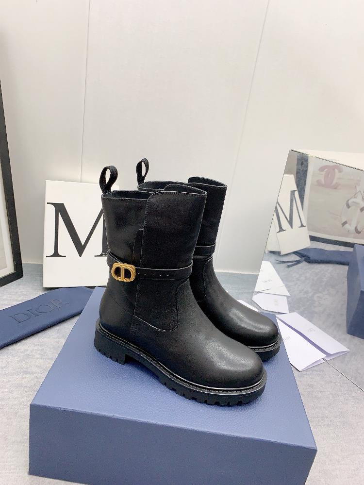 Factory produced leather lining Maoli  higher versionThe adjustable strap of Diors new autumnwinter 2023 short boots features the CD logo showcasin