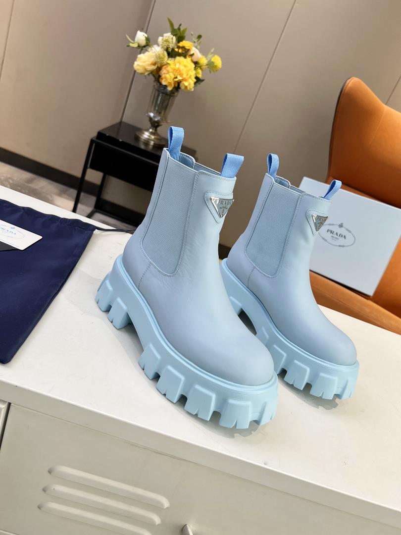 launched the Prada short boot series PRADA which became a hit on the internet during the