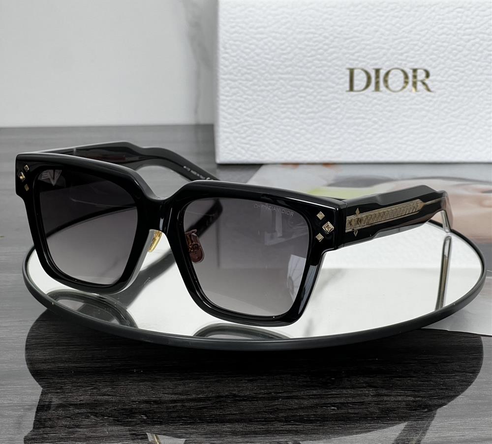 Large square pattern DIOR  CD DIAMOND S3F After wearing it the entire facial contour beco