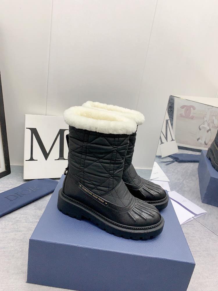 Factory higher versionThe adjustable strap of Diors new autumnwinter 2023 short boots features the CD logo showcasing classic design Durable ridin