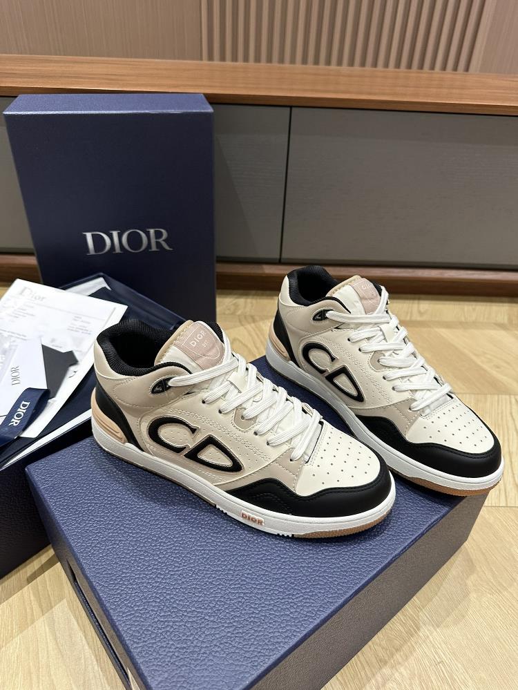 One of the standout features of the Dior Couple Skateboarding Shoes is their durability C