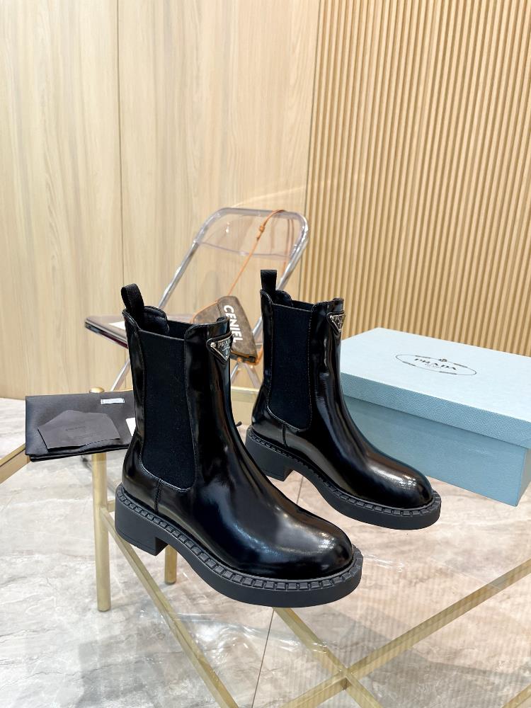 The top luxury version of PRADA a popular short boot on the 2023 AutumnWinter runway show can be used in important occasions in the Dream City Prad