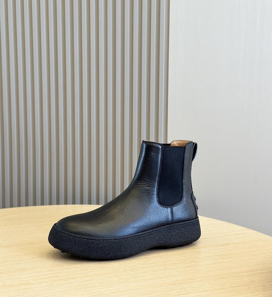 The imported cowhide material used in Tods Chelsea boots boasts a luxurious feel and supe