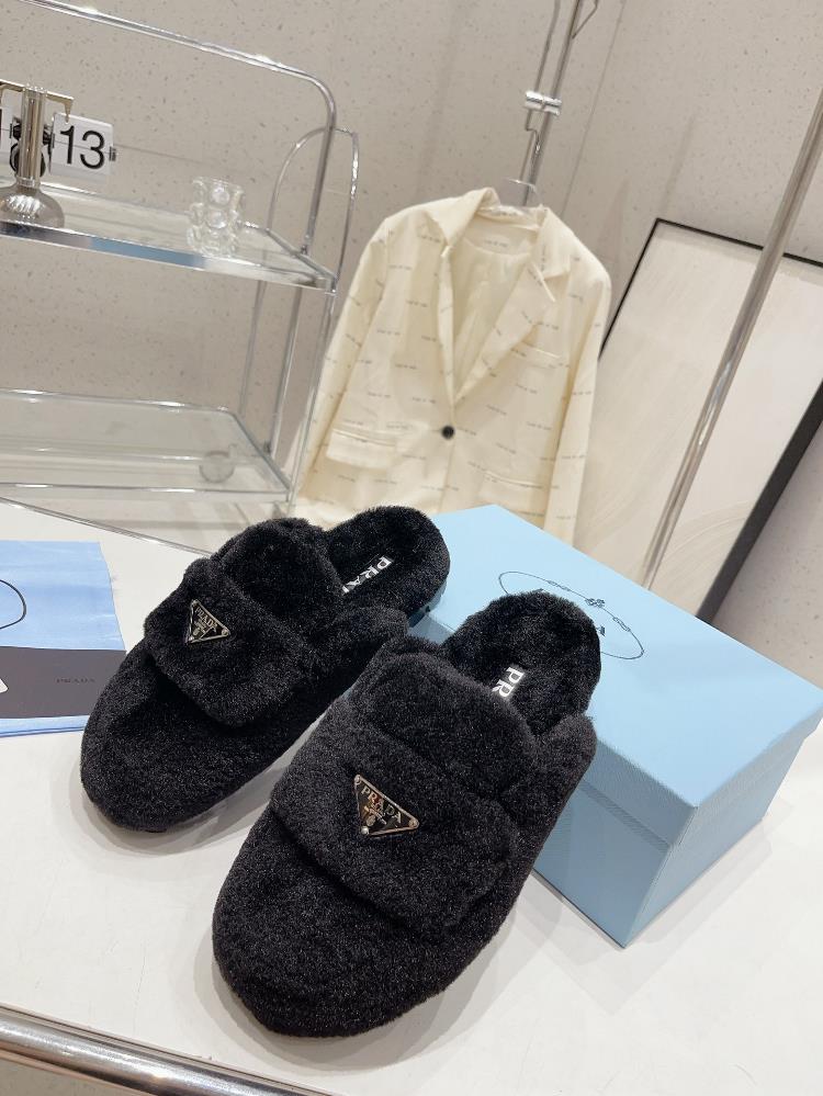 Prada Autumn and Winter Plush Slippers series is perfect for each style and color of the original craftsmanship Comfortable cute fashionable eleg