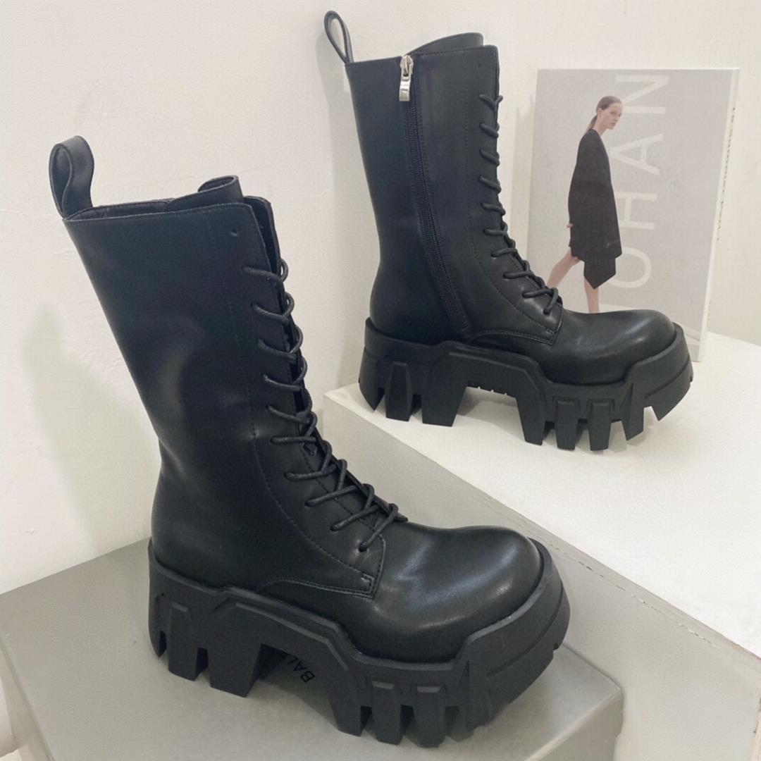 Balenciaga tank bootsThe bulldozer made by Balenciaga has a cool personality and a sense of co