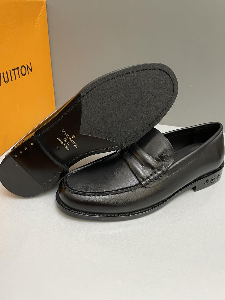 L Family Major Handmade Lefu Shoes with Genuine Leather SoleIn 2023 a combination of painted calf leather and hand sewn uppers will be integrated Th