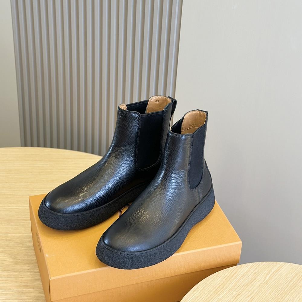 TODS W G Cowhide Mens Chelsea BootImported cowhide materialRubber bean soleThe details of this TODS WG Chelsea boot are rough yet simpleThe thick