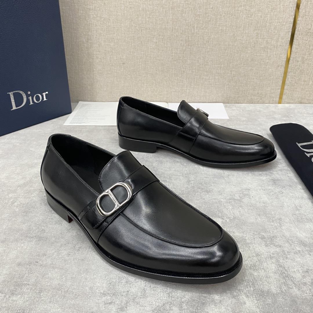 The official price of DIO TIMELESS  This Slipon shoe reflect classic elegance Made of b