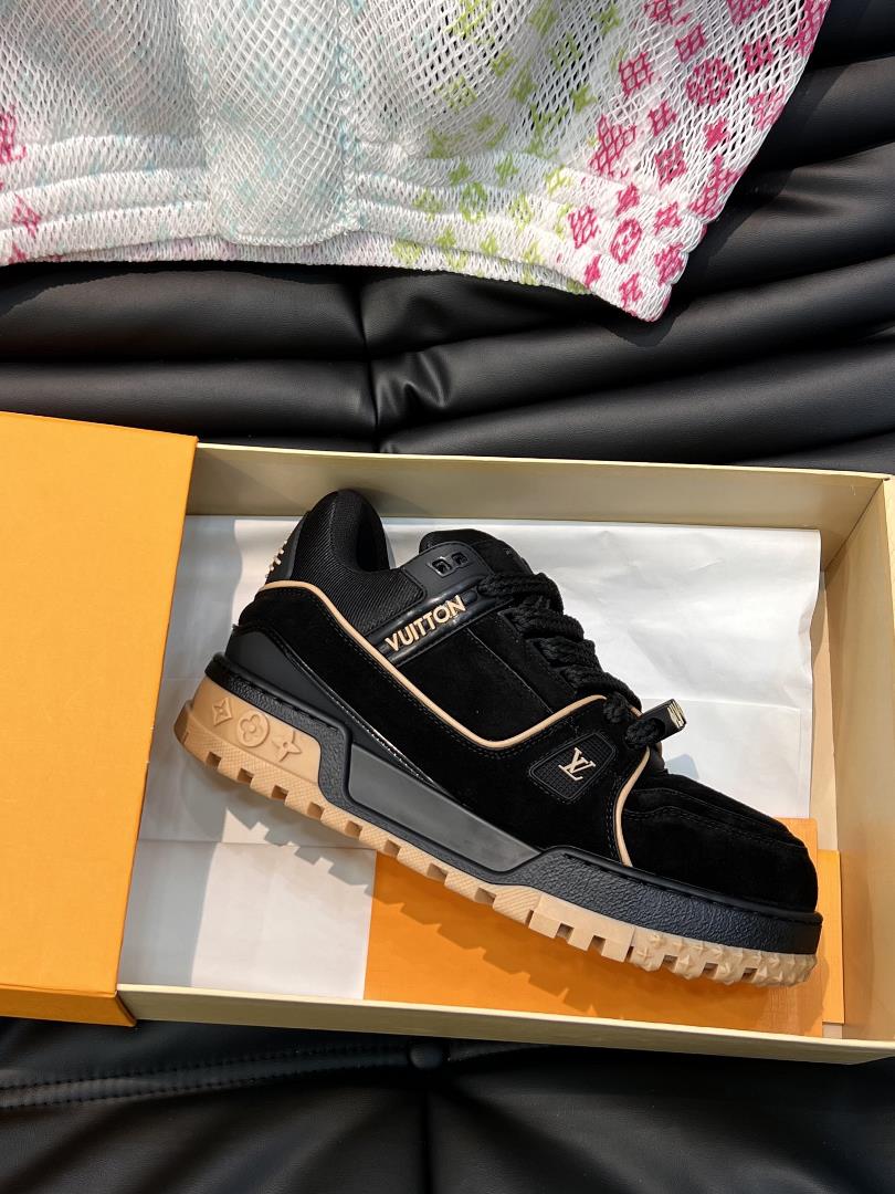 The L Trainer Maxi Little Fatty Ding sneakers made of suede cow leather capture the atte