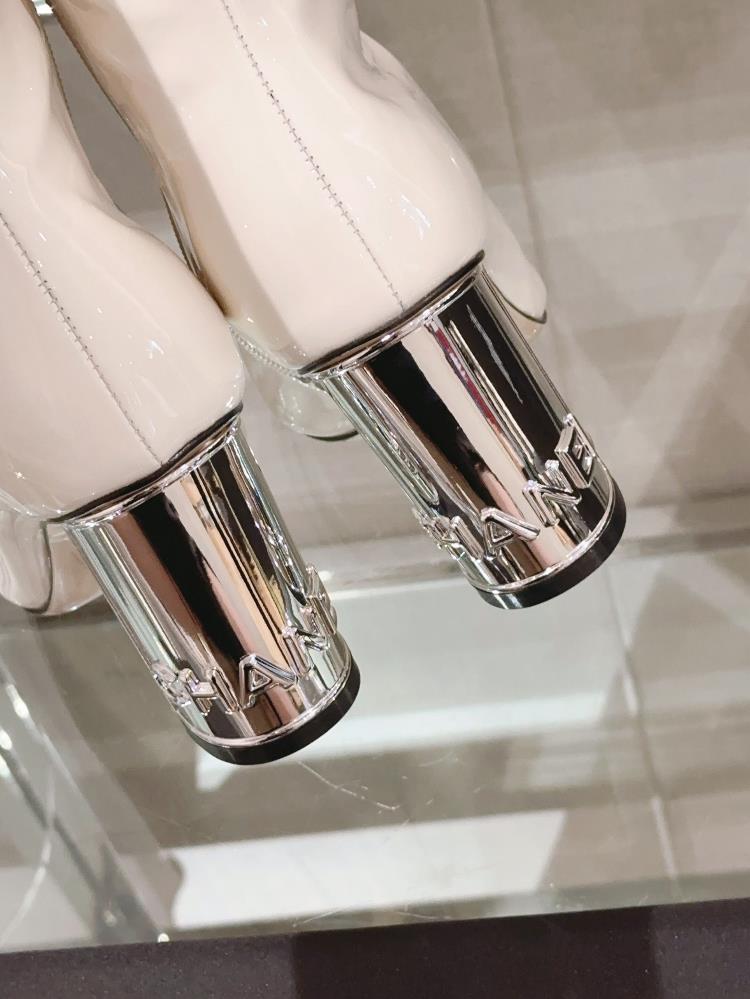 Xiaoxiang Chanel Autumn and Winter Metal High Heels Lacquer Leather BootsThere are really few thick and high heeled boots and the ceiling in high hee