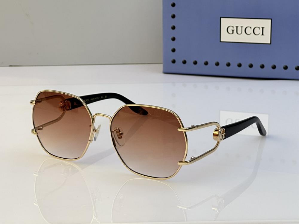 When you slip on a pair of Gucci Glasses GG1563S you instantly feel a sense of confidenc