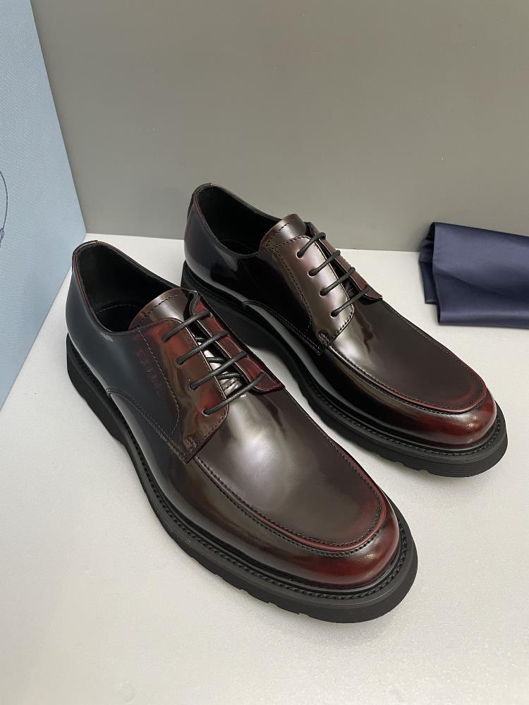 PRADa family highend mens formal leather shoes this piece has a retro design style presenting a mixed and matched style The retro upper presents