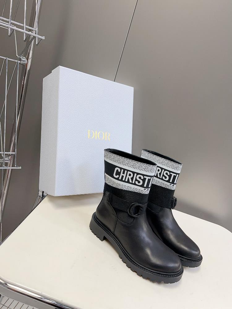 400 Dior Classic Autumn and Winter Knight Boots featuring a variety of celebrity internet celebrities grass planting fashion and trends It is a c