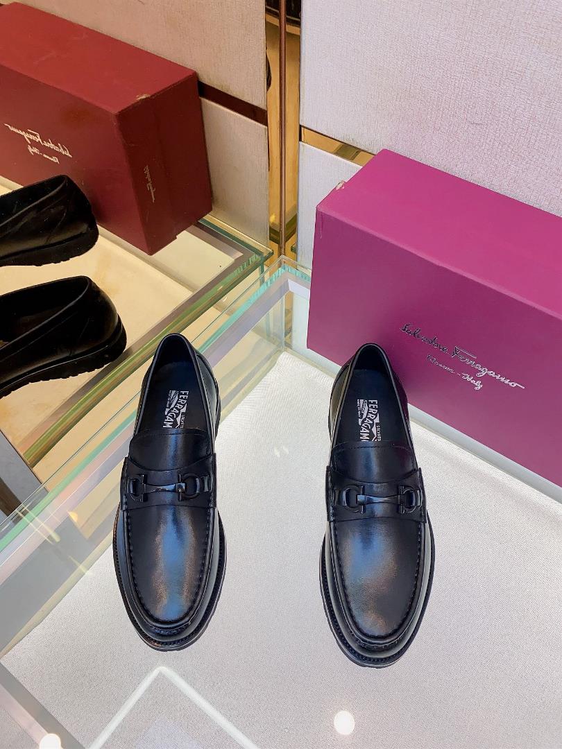 Ferragams mens leather shoesCollection design symbols are interpreted flexibly through modern tech