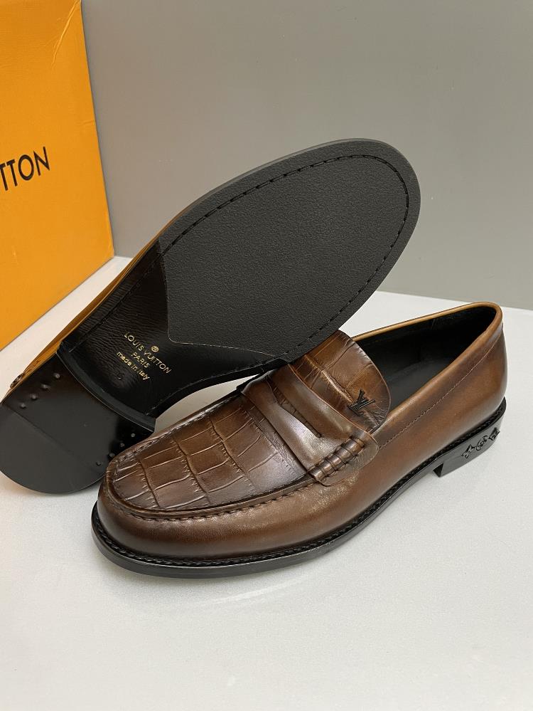 L Family Major Handmade Lefu Shoes with Genuine Leather SoleIn 2023 a combination of painted calf leather and hand sewn uppers will be integrated Th