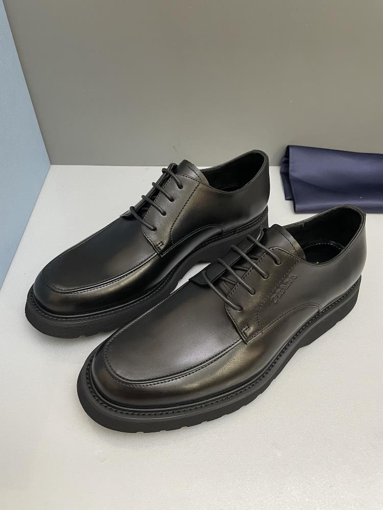 PRADa family highend mens formal leather shoes this piece has a retro design style presenting a mixed and matched style The retro upper presents