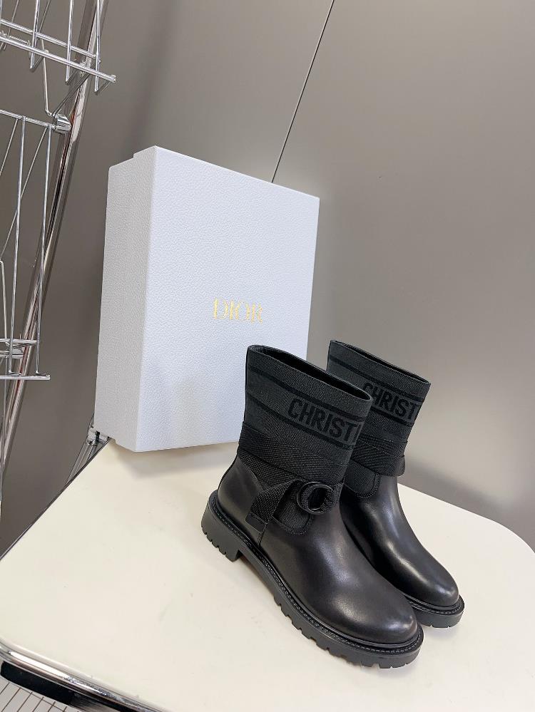 Dior Classic Autumn and Winter Knight Boots featuring a variety of celebrity internet celebrities grass planting fashion and trends It is a cool