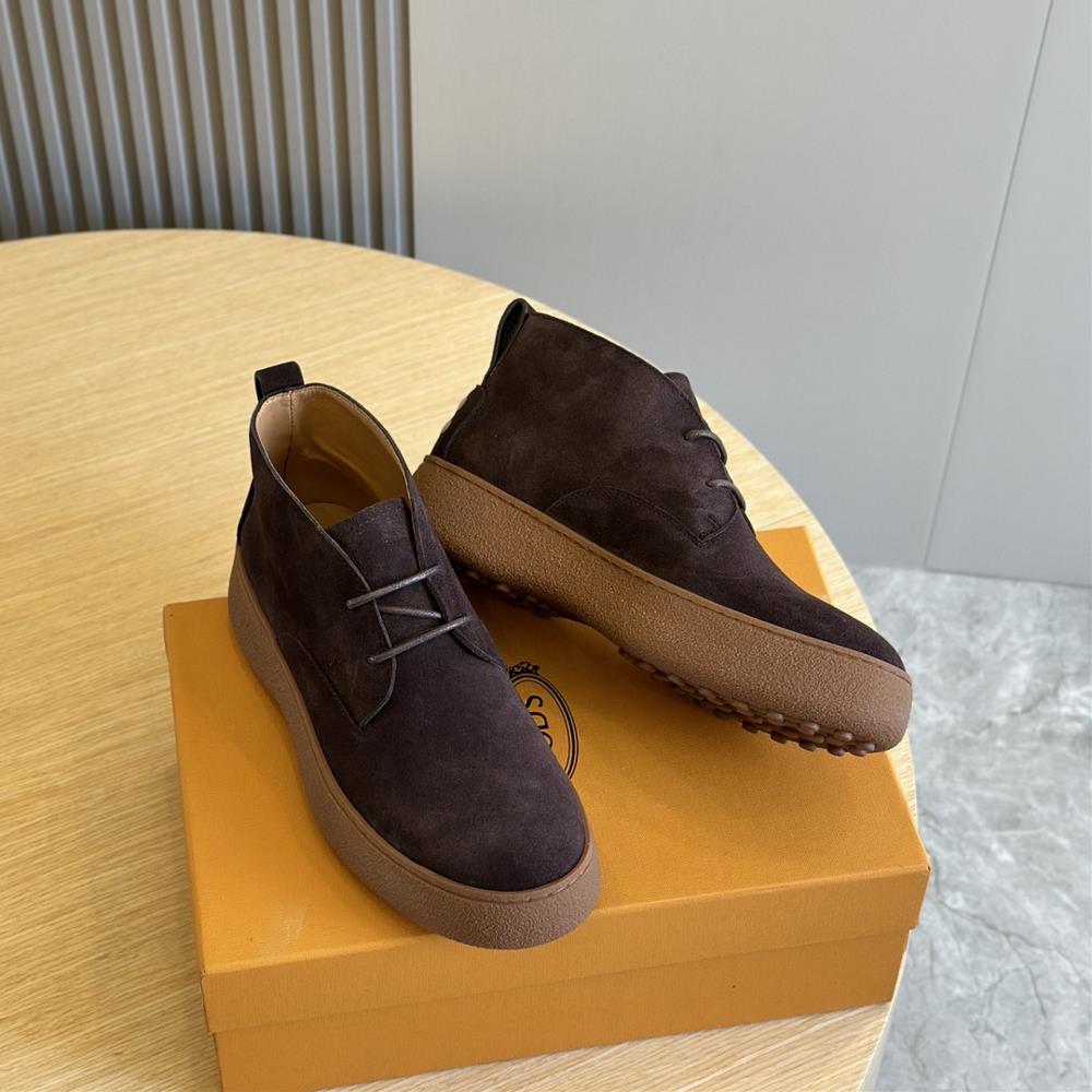 TODS W G Cowhide Mens Chelsea BootImported cowhide material Rubber bean soleThe details of this TODS WG Chelsea boot are rough yet simpleThe thic