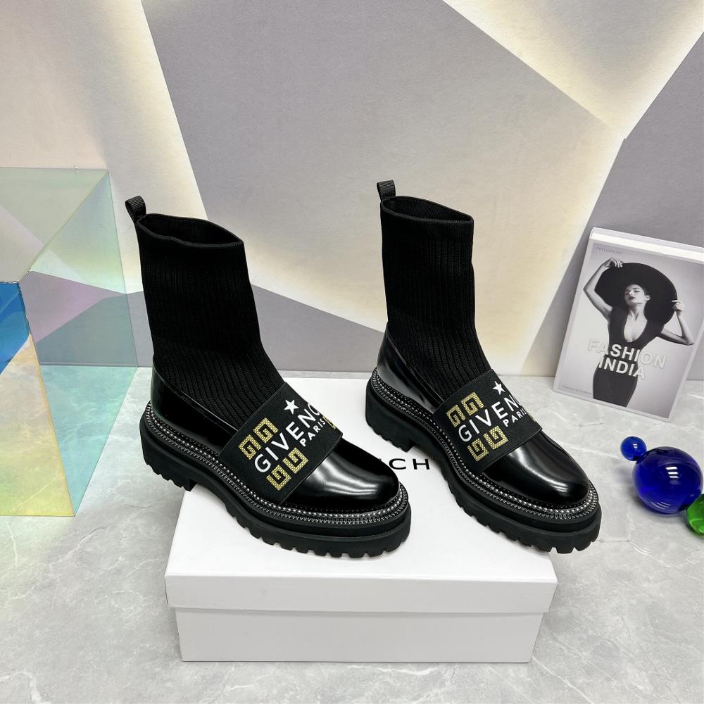Factory toplevel versionGIVENCHY 2023vs AutumnWinter New CollectionRound headed letter socks and short bootsThe new flat bottom has a high exit rate