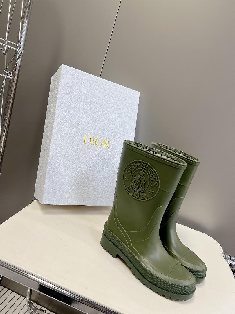 Hot Bar Hot Rain BootI have obtained a hot looking rain boot this season with a limited