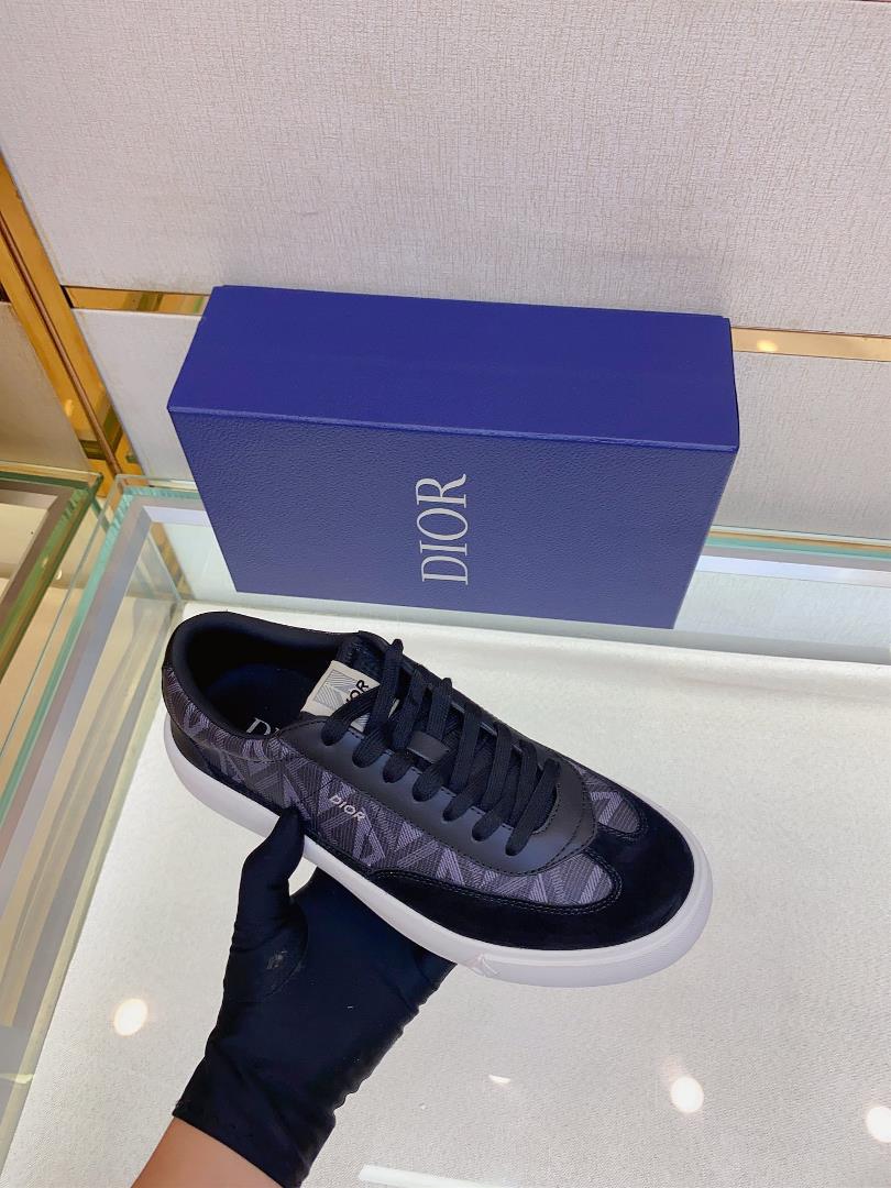 The Dior B101 low cut casual sports shoe is meticulously crafted with cowhide stitching on