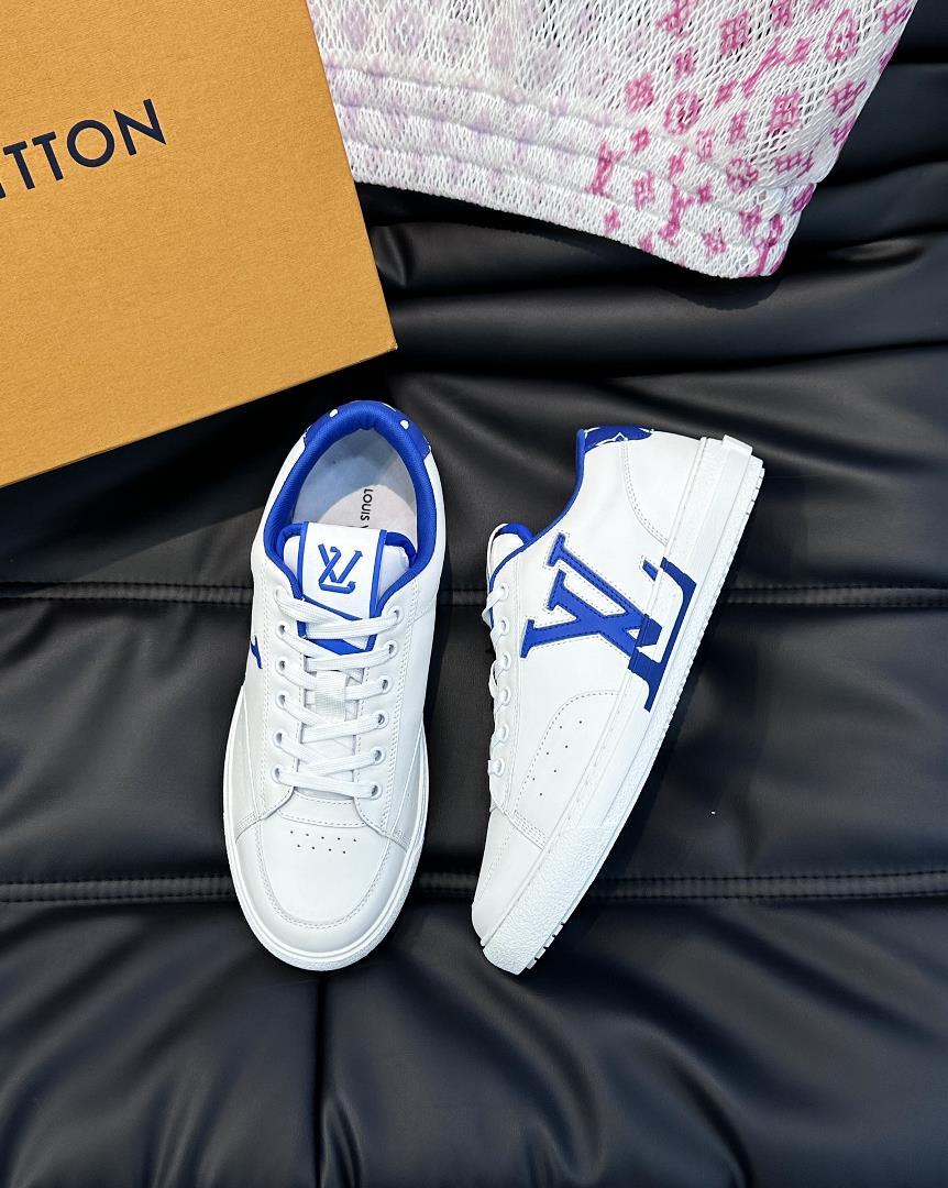 The L CHARLIE couples low top sneaker is made of cowhide on the top layer with soft and