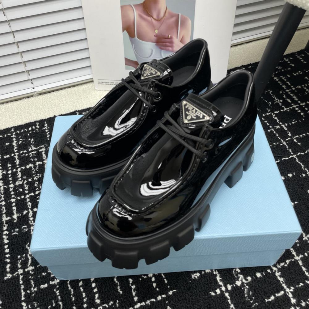 Upgraded factory  PRADAs 2023 AutumnWinter runway show is popular on the internet with the same thick sole Lefu shoesThe Dream City Prada can be use