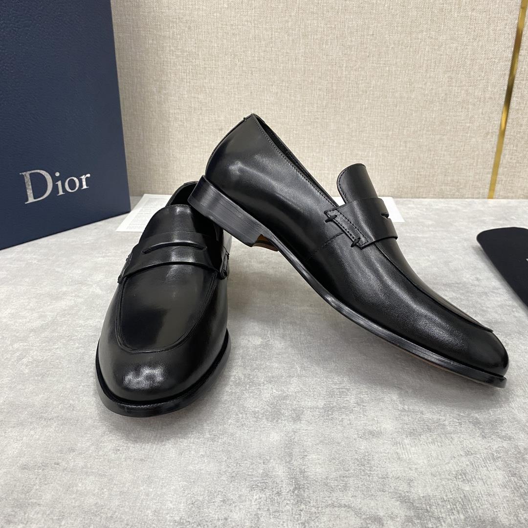 The official price of DIO TIMELES  This Slipon shoe reflect classic elegance Made of bl