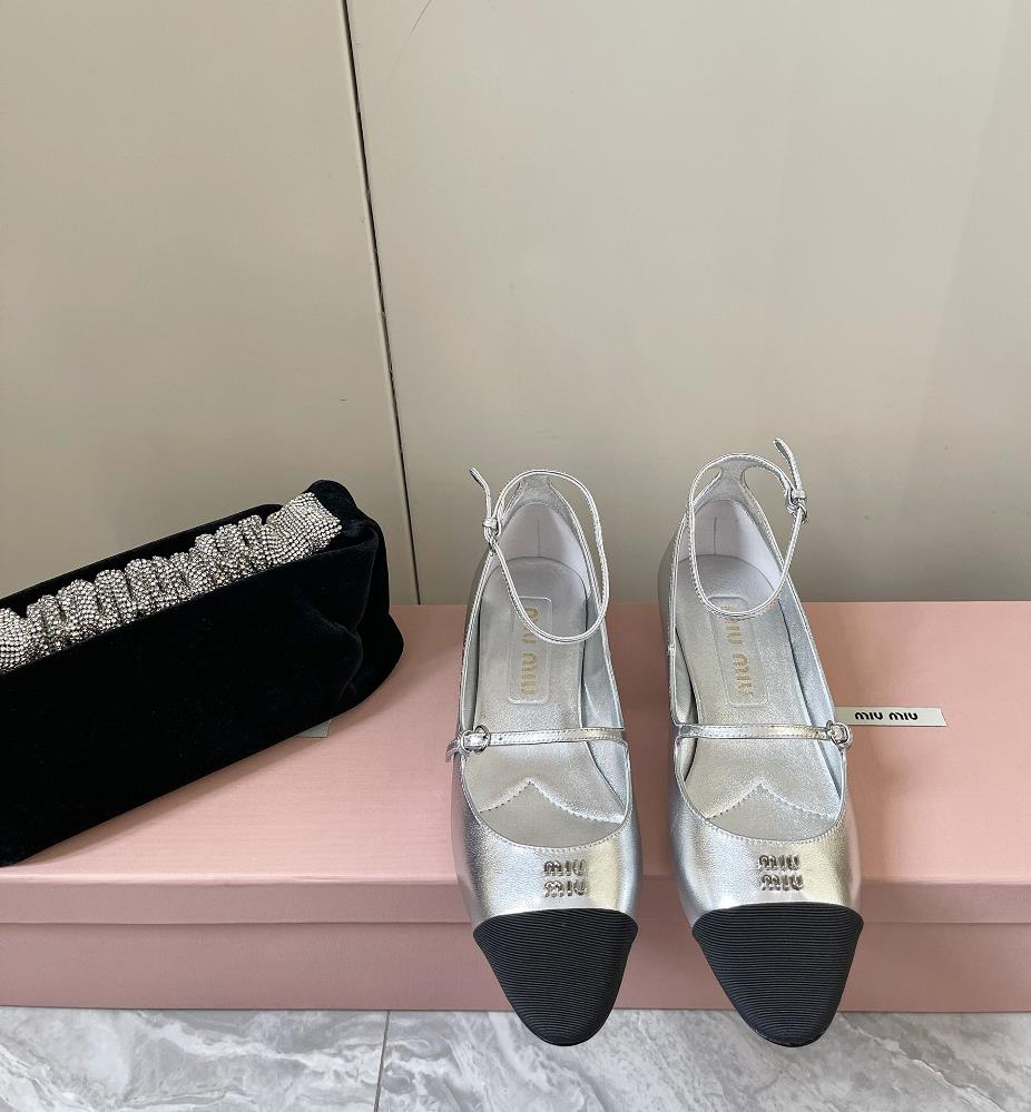 MIU MIU 24 Early Spring New Line Mary Jane Single Shoe SeriesZhang Yuanyings holiday collection of single shoes has appeared on the covers of major