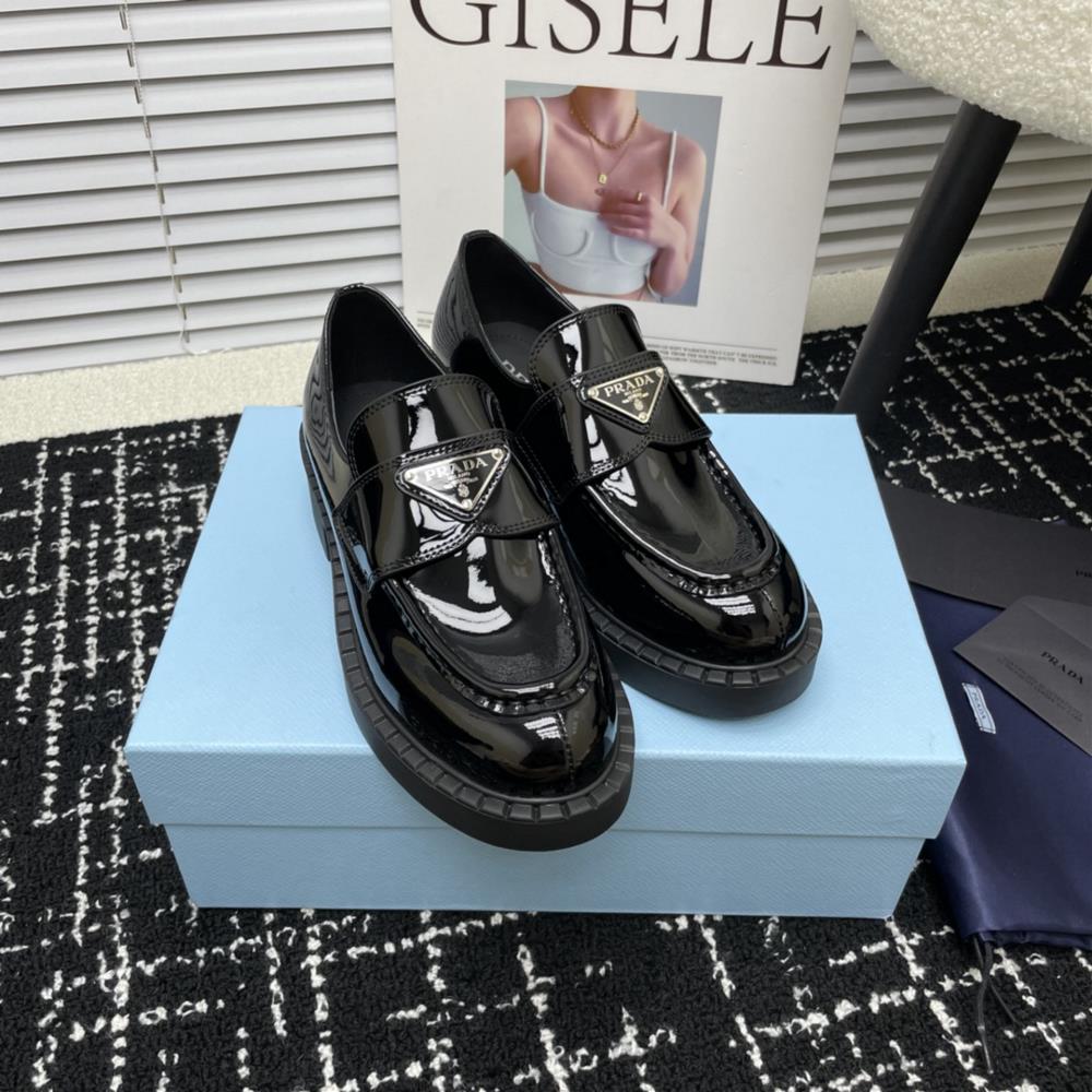 Upgraded factory PRADAs 2023 AutumnWinter runway show is popular on the internet with the same thick sole Lefu shoes The Dream City Prada can be use