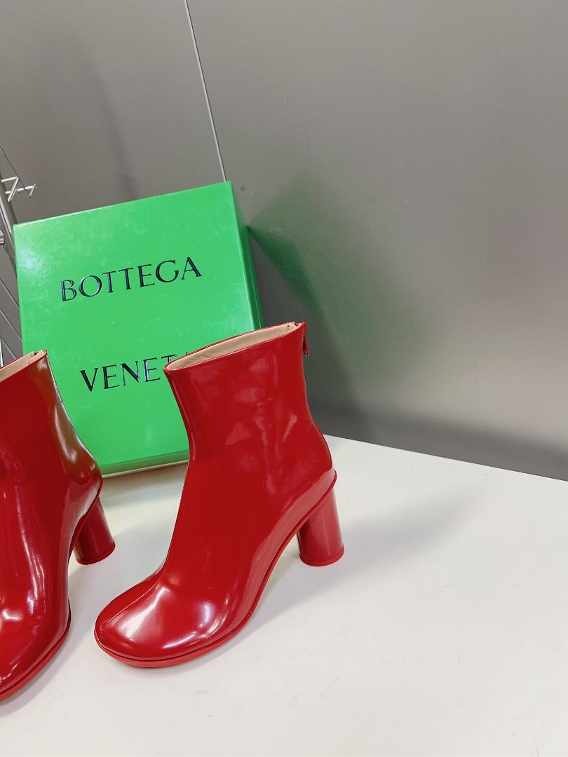 BOTTEGA VENETA Round Heel Open Edge Red Ankle Boots This round head wide flat streamlined