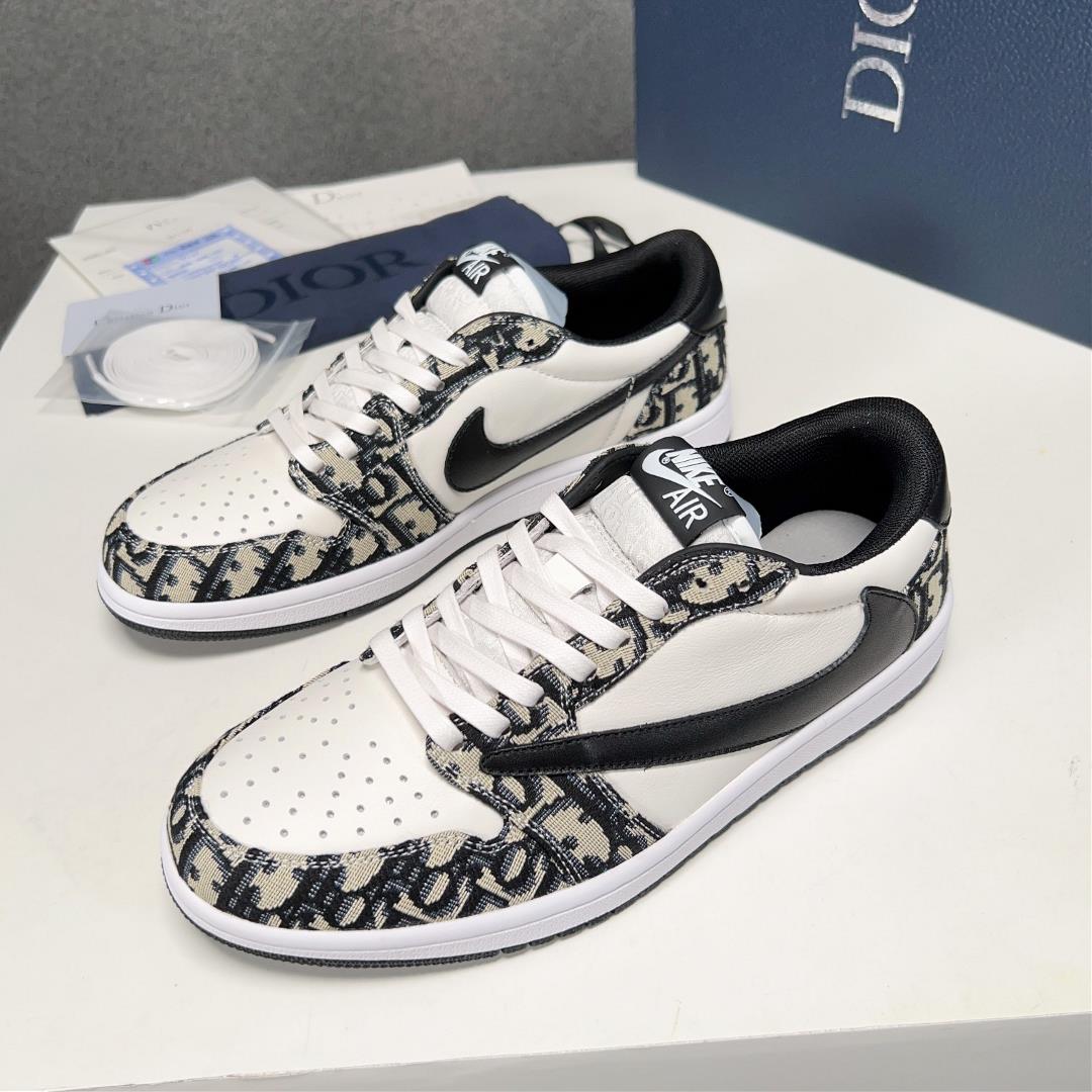 The Dir X nike co branded low top casual sports shoes are crafted with cowhide stitching on the top