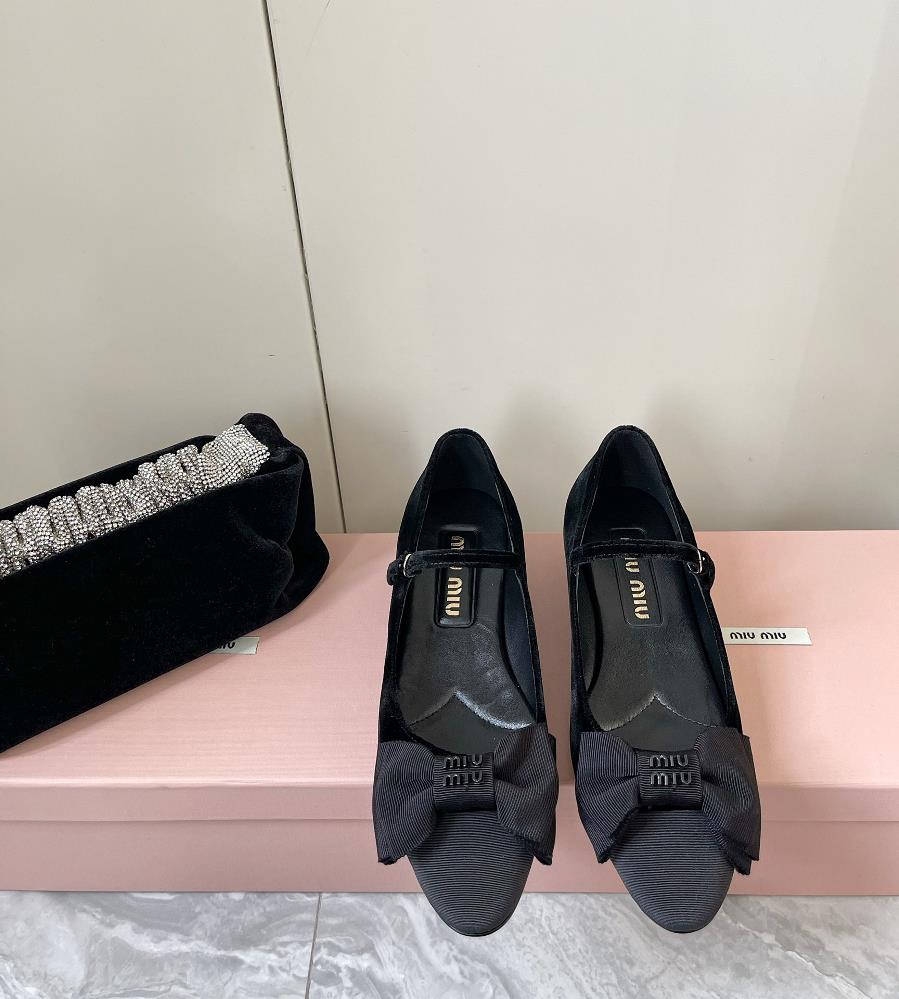 MIU MIU24 Early Spring New Line Mary Jane Single Shoe SeriesZhang Yuanyings holiday collection of single shoes has appeared on the covers of major fa