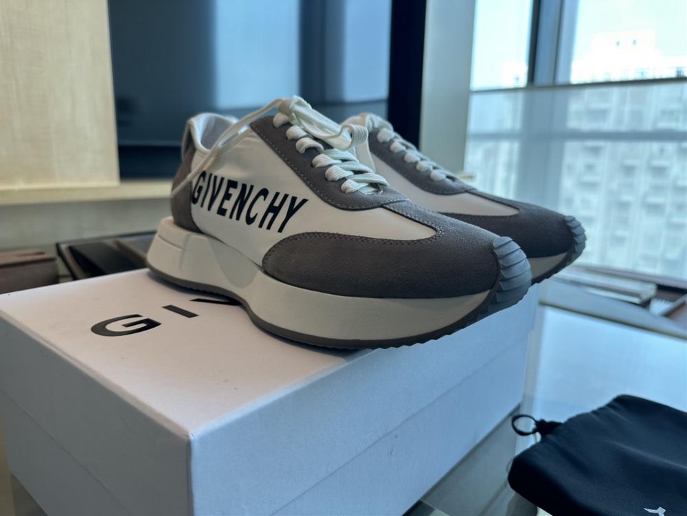 Givenchy shares a versatile shoe styleMilan Fashion WeekAn equation that men dont have to choose from Upper made of calf suede material EVA foam com