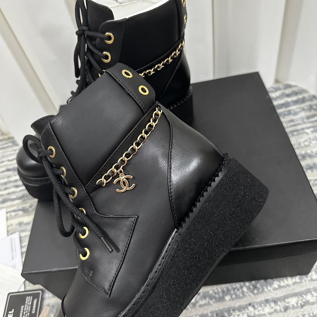 CHANEl  New Classic Black and White Thick Bottom Chain Double C Fashion Short Boots Eterna