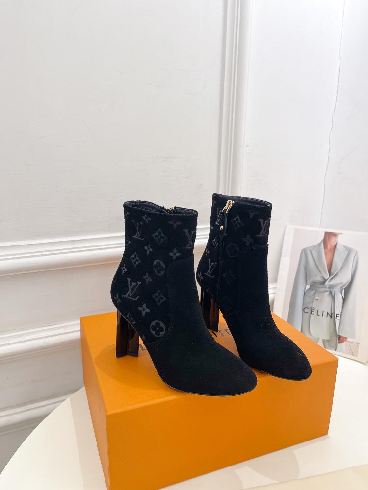 LV Louis Vuitton2023 AutumnWinter New Premium EditionThe latest flagship product of the counter is plum blossom heel embossed short boots which are