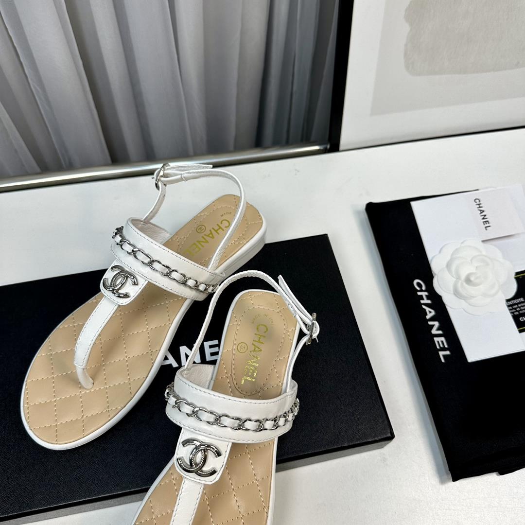 springSummer New Product Counter Showcase Double C Chain Clamping Sandals NewThe ultimate