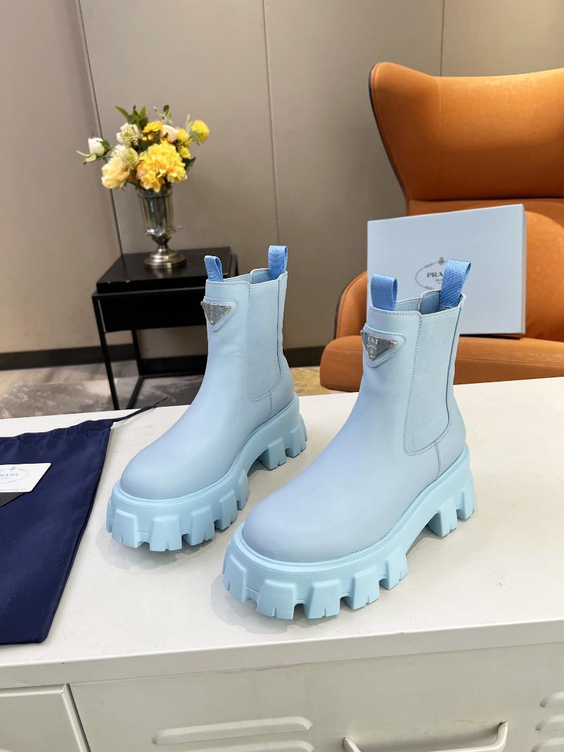 launched the Prada short boot series PRADA which became a hit on the internet during the