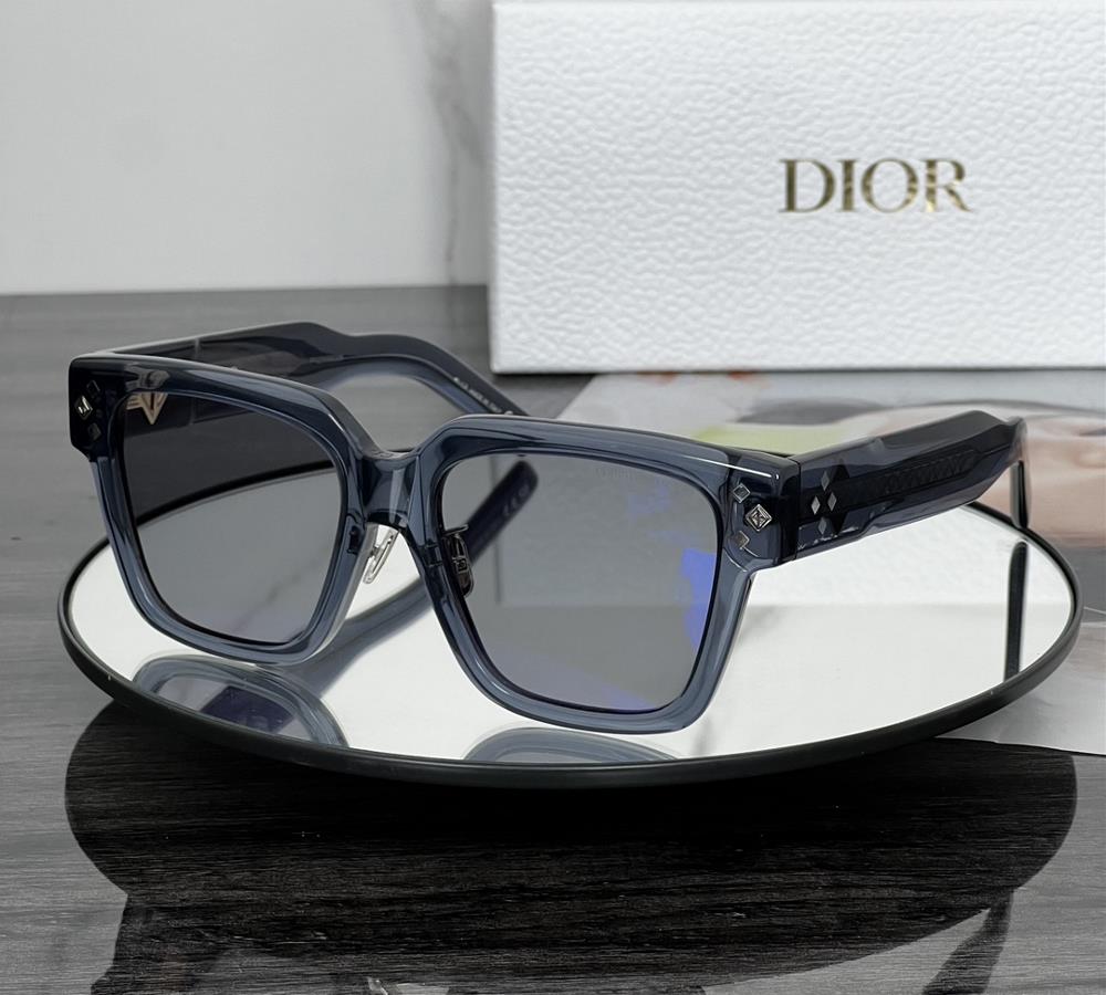 Large square pattern DIOR  CD DIAMOND S3F After wearing it the entire facial contour becomes very smallTo improve the problem of protruding cheekbon