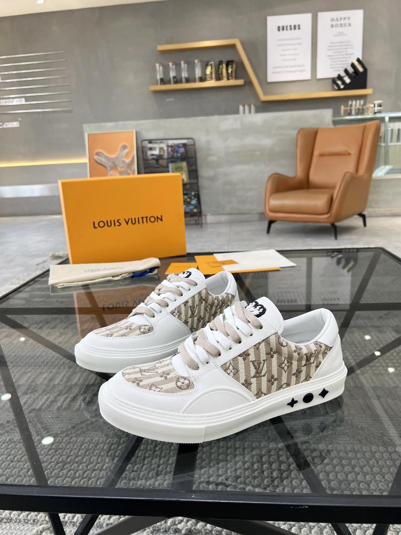 lv top tier agent purchase of the popular casual board shoe counter for men on the street featuring